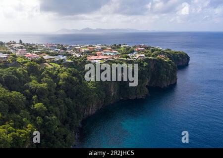Vista aerea delle case sulla scogliera, Kingstown, St George, St Vincent Island, Saint Vincent e Grenadine, Caraibi Foto Stock