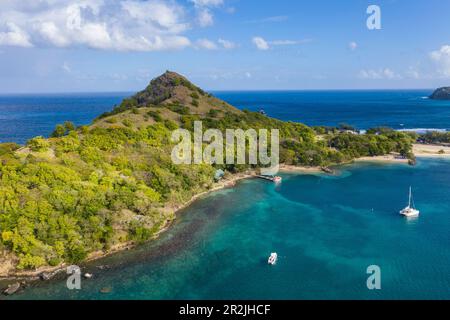 Vista aerea delle barche a vela ancorate di fronte al Pigeon Island National Landmark, Gros Islet Quarter, St Lucia, Caraibi Foto Stock