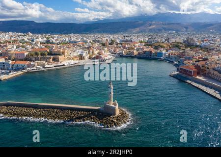 Vista aerea del faro sulla frangiflutti con il porto veneziano e la città vecchia di la Canea dietro, la Canea, Creta, Grecia, Europa Foto Stock