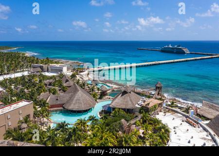 Veduta aerea del complesso di shopping e intrattenimento di New Mahahual con la nave da crociera di spedizione World Voyager (crociere nicko) al molo, Mahahual, Costa Foto Stock