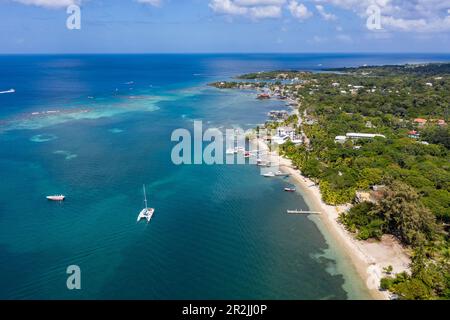 Vista aerea della costa e di West Bay, Roatan, Bay Islands, Honduras, America Centrale Foto Stock