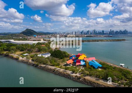 Veduta aerea del museo Biomuseo, che si concentra sulla storia naturale di Panama ed è stato progettato dal famoso architetto Frank Gehry, con il ci Foto Stock