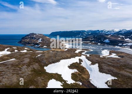 Veduta aerea delle montagne innevate e del mare, vicino a Honningsvåg, Troms og Finnmark, Norvegia, Europa Foto Stock