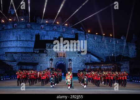 Le band militari britanniche massaggiate suonano al Royal Edinburgh Military Tattoo 2022 presso l'Edinburgh Castle Esplanade, Edimburgo, Scozia, Regno Unito, E. Foto Stock