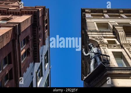 Statua di John Lennon sulla sporgenza dell'Hard Days Night Hotel su Mathew Street, Liverpool, Inghilterra, Regno Unito, Europa Foto Stock