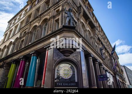 Statua di John Lennon sulla sporgenza dell'Hard Days Night Hotel su Mathew Street, Liverpool, Inghilterra, Regno Unito, Europa Foto Stock