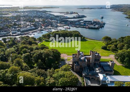 Veduta aerea del Castello di Lews con la città e la nave da crociera World Voyager (crociere nicko) al molo, Stornoway, Lewis e Harris, Ebridi esterne Foto Stock