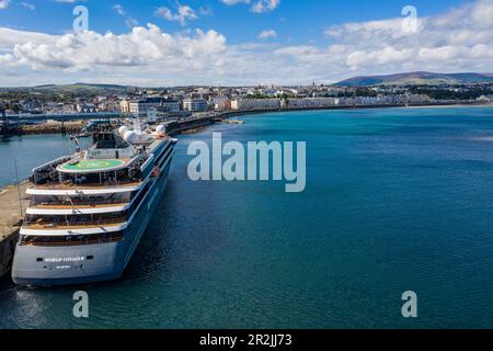 Veduta aerea della nave da crociera della spedizione World Voyager (crociere nicko) al molo con la città dietro, Douglas, Isola di Man, dipendenza della Corona Britannica, Europa Foto Stock