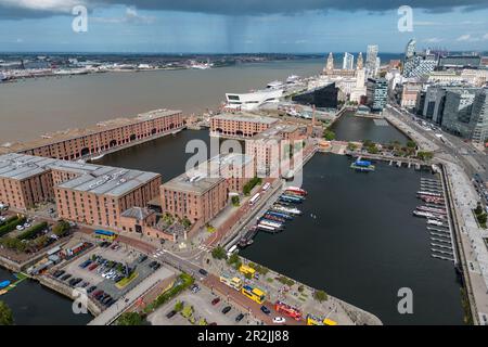 Vista aerea dell'area del Royal Albert Dock con la nave da crociera World Voyager (nicko Cruises) presso il terminal delle navi da crociera di Liverpool, Liverpool, Engla Foto Stock