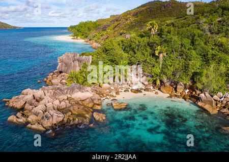 Vista aerea della spiaggia in una piccola baia con rocce di granito, Curieuse Island, Seychelles, Oceano Indiano Foto Stock