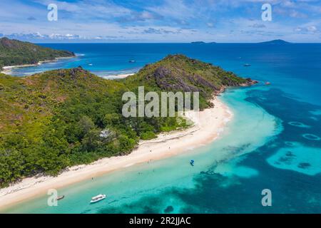 Veduta aerea di Anse St. Spiaggia Jose con barche a vela nella baia di Baie Laraie in lontananza, isola di Curieuse, Seychelles, Oceano Indiano Foto Stock