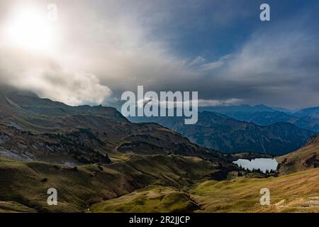 Panorama montano dalla sella indicatrice al Seealpsee, a sinistra il Höfats 2259m, Allgäu Alpi, Allgäu, Baviera, Germania, Europa Foto Stock