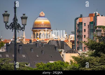 Vista della cupola colorata della Chiesa di Santa Teresa de Jesús y San José in Plaza de España, Madrid, Spagna Foto Stock