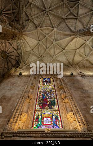 Si affaccia sul soffitto a volta e sulle vetrate della Chiesa del Monastero di Jeronimos a Belem, Lisbona, Portogallo Foto Stock