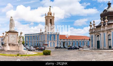 La torre dell'orologio e pousada presso il famoso bianco azzurro Palácio Nacional de Queluz vicino a Lisbona, Portogallo Foto Stock