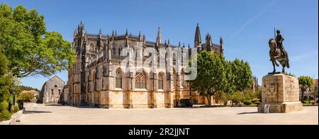 Panorama dal monastero di Mosteiro de Santa Maria da Vitória con statua equestre al sole, Batalha, Portogallo Foto Stock