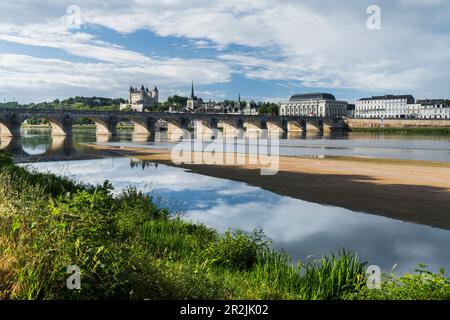 Pont Cessart sulla Loira, Saumur, Val de la Loire, Francia Foto Stock