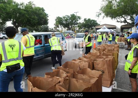 Orlando, Stati Uniti. 19th maggio, 2023. I volontari collocano gli articoli alimentari in veicoli in occasione di un evento di distribuzione alimentare militare e veterano per coloro che ne hanno bisogno, sponsorizzato da Lockheed Martin e dagli angeli nazionali no profit Soldiersí presso la clinica del Lago Baldwin VA di Orlando. In riconoscimento del mese dell'apprezzamento militare, 200 veterani preregistrati dell'area di Orlando, militari attivi, guardiani e riservisti hanno ricevuto in media 75 libbre di frutta e verdura fresca, carni e non-deperibili all'evento. Credit: SOPA Images Limited/Alamy Live News Foto Stock