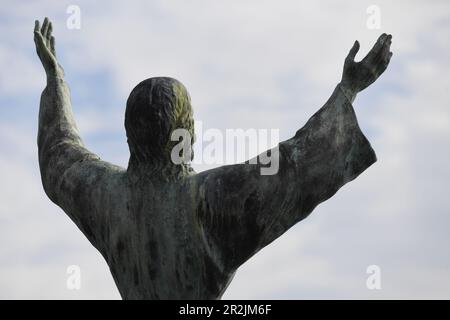 Vista posteriore della statua di Cristo Rei Jesus a Carenage Harbour, Saint George, Saint George, Grenada, Caraibi Foto Stock