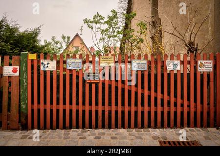 Recinzione nel centro storico di Dinkelsbühl sul Wörnitz (fiume) con numerosi cartelli segnaletici, strada Romantica, quartiere Ansbach, Franco medio Foto Stock