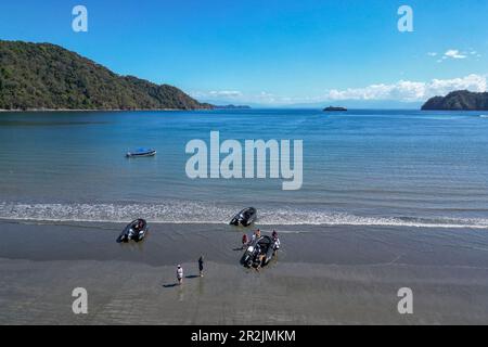 Veduta aerea di una barca gonfiabile Zodiac che atterra dalla nave da crociera di spedizione World Voyager (crociere nicko) sulla spiaggia di Curú Wildlife Refuge, Curu, Foto Stock