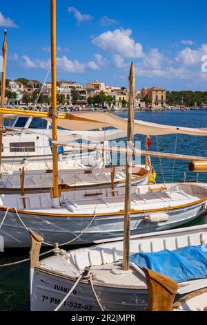 Barche a vela nel porto di Portocolom, Maiorca, Isole Baleari, Spagna, Europa Foto Stock