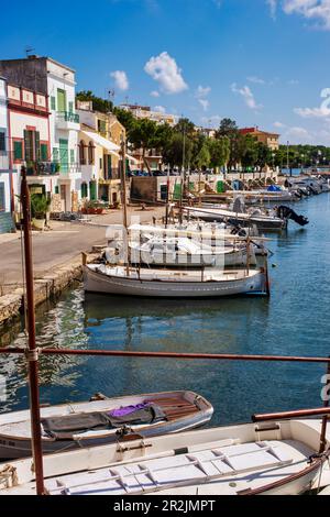 Barche a vela nel porto di Portocolom, Maiorca, Isole Baleari, Spagna, Europa Foto Stock