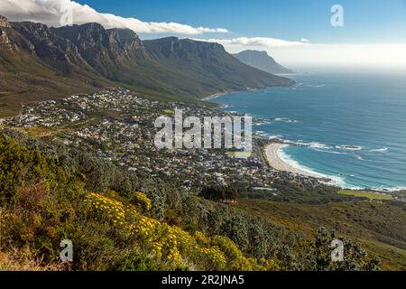Dodici Apostoli Mountain Range e Camps Bay a Cape Town, Western Cape, Sud Africa Foto Stock