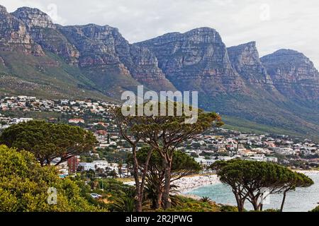 Spiaggia di Camps Bay con i dodici apostoli in background, Capetown, RSA, Sud Africa e Africa Foto Stock