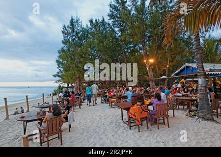 Persone in uno di Saint Gilles bar sulla spiaggia la sera, la Reunion, Oceano Indiano Foto Stock