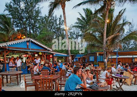 Persone in uno di Saint Gilles bar sulla spiaggia la sera, la Reunion, Oceano Indiano Foto Stock