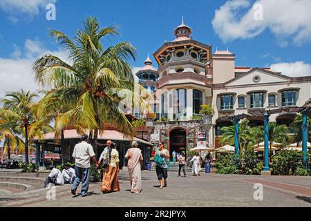 La gente di fronte al Le Caudan Waterfront shopping center, Port Louis, Mauritius, Africa Foto Stock