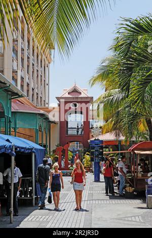 La gente di fronte al Le Caudan Waterfront shopping center, Port Louis, Mauritius, Africa Foto Stock