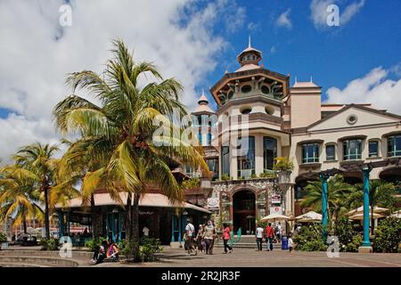 La gente di fronte al Le Caudan Waterfront shopping center, Port Louis, Mauritius, Africa Foto Stock