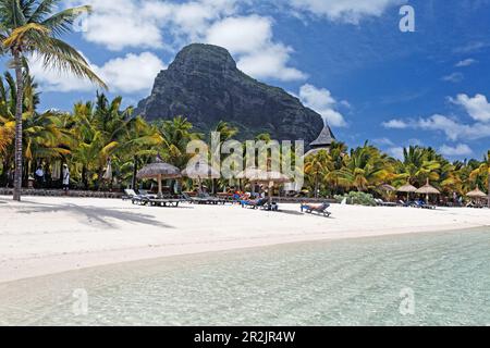 La spiaggia e Le Morne Brabant montagna nella luce solare, Beachcomber Hotel Paradis &amp;amp;amp;amp; Golf Club, Mauritius, Africa Foto Stock