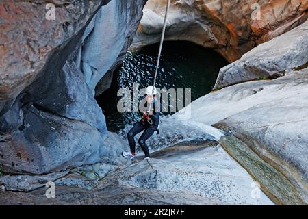 Persone canyoning al Canyon du Fleur Jaune bei Cilaos, La Reunion, Oceano Indiano Foto Stock