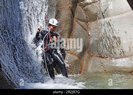 Persone canyoning al Canyon du Fleur Jaune bei Cilaos, La Reunion, Oceano Indiano Foto Stock
