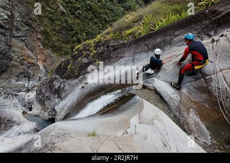 Persone canyoning al Canyon du Fleur Jaune bei Cilaos, La Reunion, Oceano Indiano Foto Stock
