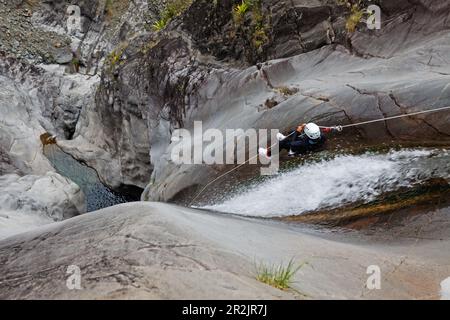 Persone canyoning al Canyon du Fleur Jaune bei Cilaos, La Reunion, Oceano Indiano Foto Stock