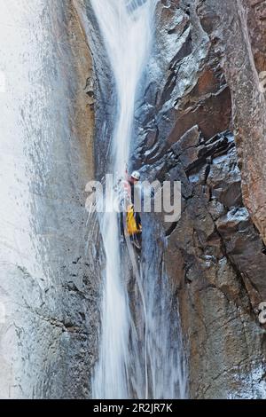 Persone canyoning al Canyon du Fleur Jaune bei Cilaos, La Reunion, Oceano Indiano Foto Stock