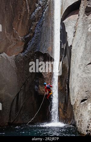 Persone canyoning al Canyon du Fleur Jaune bei Cilaos, La Reunion, Oceano Indiano Foto Stock