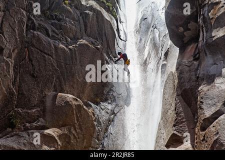 Persone canyoning al Canyon du Fleur Jaune bei Cilaos, La Reunion, Oceano Indiano Foto Stock