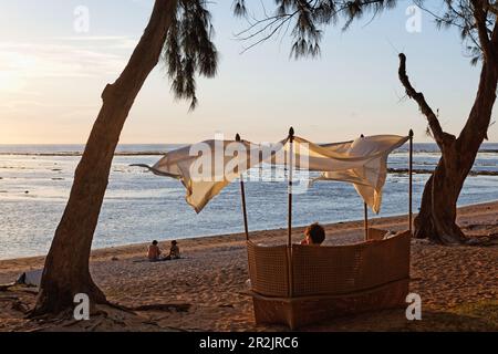 Sedia spiaggia sulla spiaggia del Grand Hotel du laguna al tramonto, Saint Gilles, La Reunion, Oceano Indiano Foto Stock