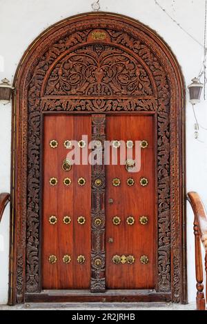 Vista di legno intagliato porta a Stonetown, città di Zanzibar, Zanzibar, Tanzania Africa Foto Stock