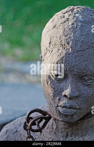 Monumento alla schiavitù di Clara Soenaes presso il sito storico del mercato degli schiavi vicino alla Cattedrale Anglicana, Stonetown, Zanzibar City, Zanzibar, Tanza Foto Stock