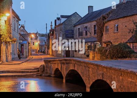 Fiume Windrush in serata, Bourton-on-the-acqua, Gloucestershire, Cotswolds, Inghilterra, Gran Bretagna, Europa Foto Stock