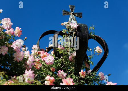 Crown coperte di fiori a Queens Garden, il Castello di Sudeley, Gloucestershire, Cotswolds, Inghilterra, Gran Bretagna, Europa Foto Stock
