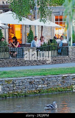 Caffè dell'Olde Manse Hotel al fiume Windrush in serata, Bourton-on-the-Water, Gloucestershire, Cotswolds, Inghilterra, Gran Bretagna, Europa Foto Stock