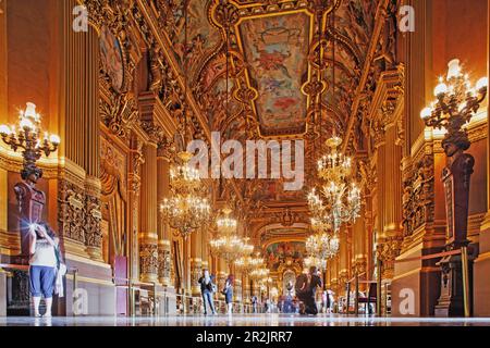 Le persone al Grand Hall dell'Opera Garnier, Parigi, Francia, Europa Foto Stock