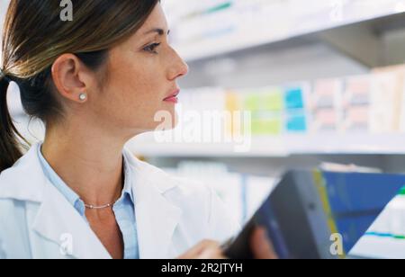 Appunti della farmacia, scaffale del negozio e donna controllare, cercare e fare inventario prendere di pillole, integratori o medicina. Negozio di assistenza sanitaria Foto Stock